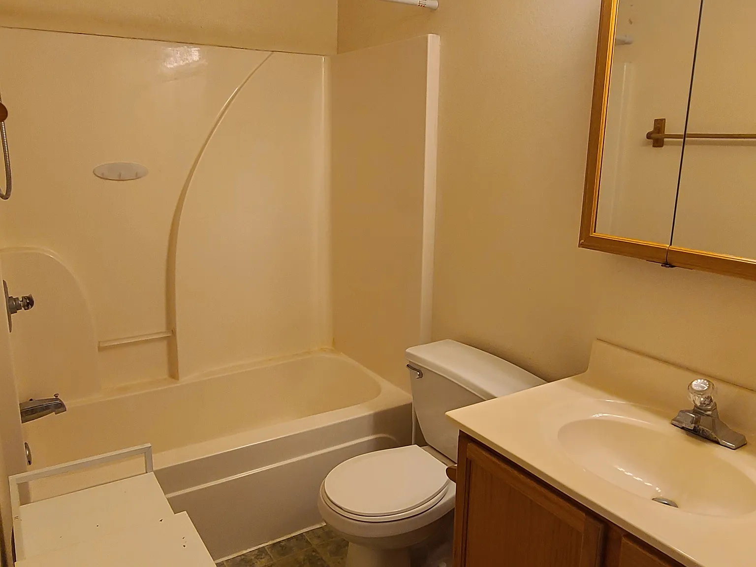 4 bed, $1,940 — Photo 2
