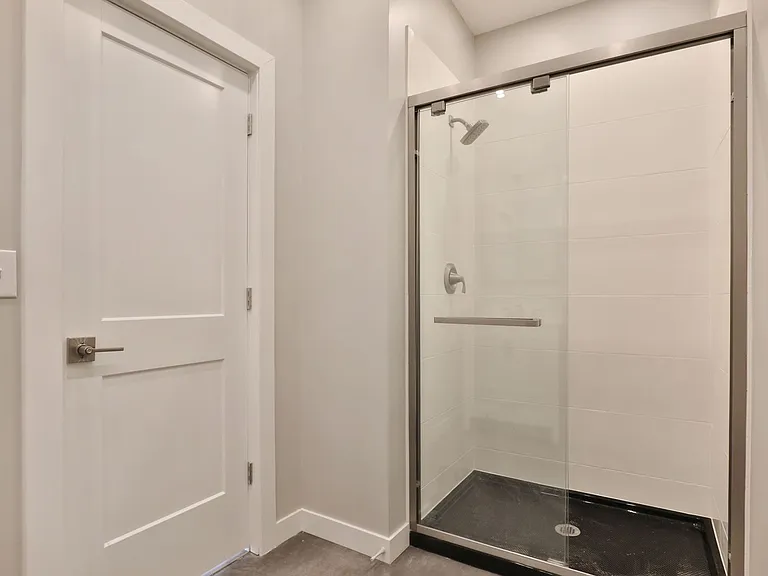 622 W State St — Photo 11