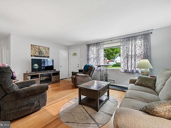 4th image of 902 Spruce Ave
