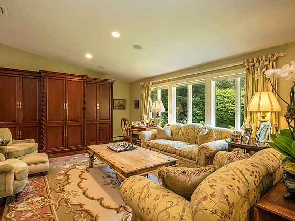 4th image of 9 Oxford Ln