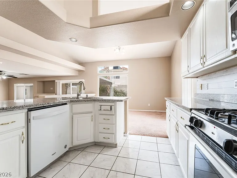 8725 Autumn Valley Ave — Photo 9