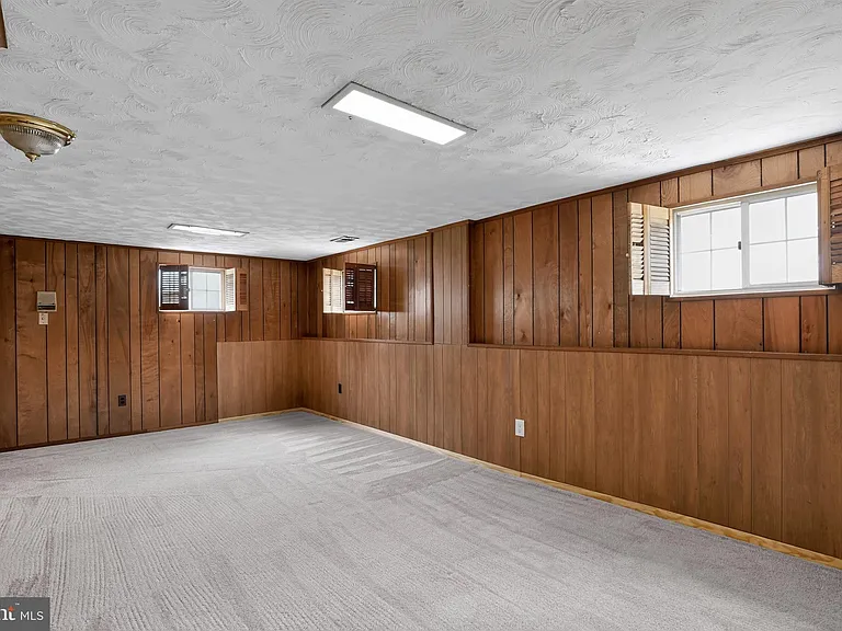 1327 S Queen St — Photo 13