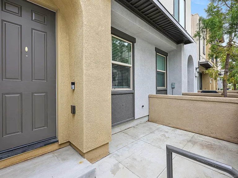 2115 Solara Ln — Photo 2