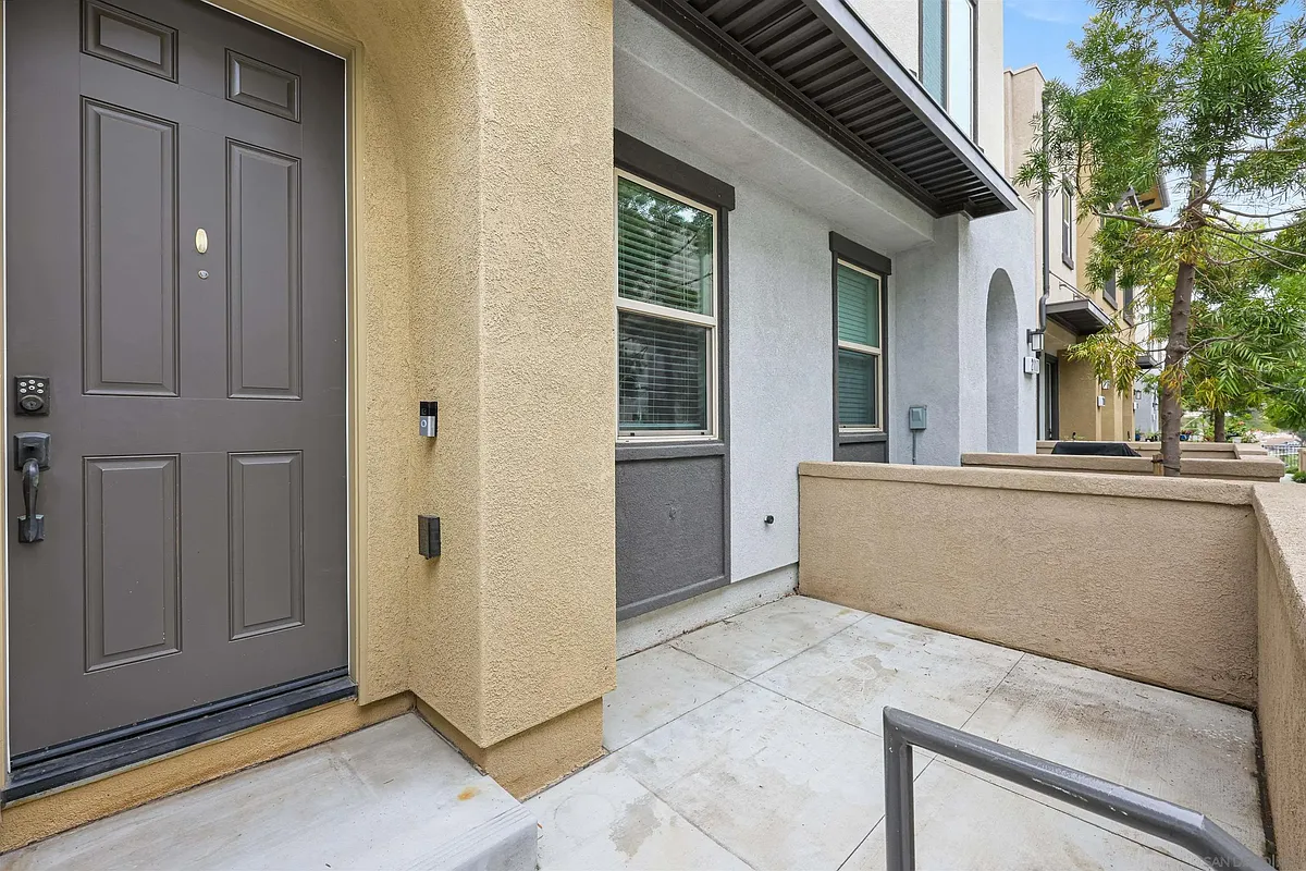 Building Photo - 2115 Solara Ln