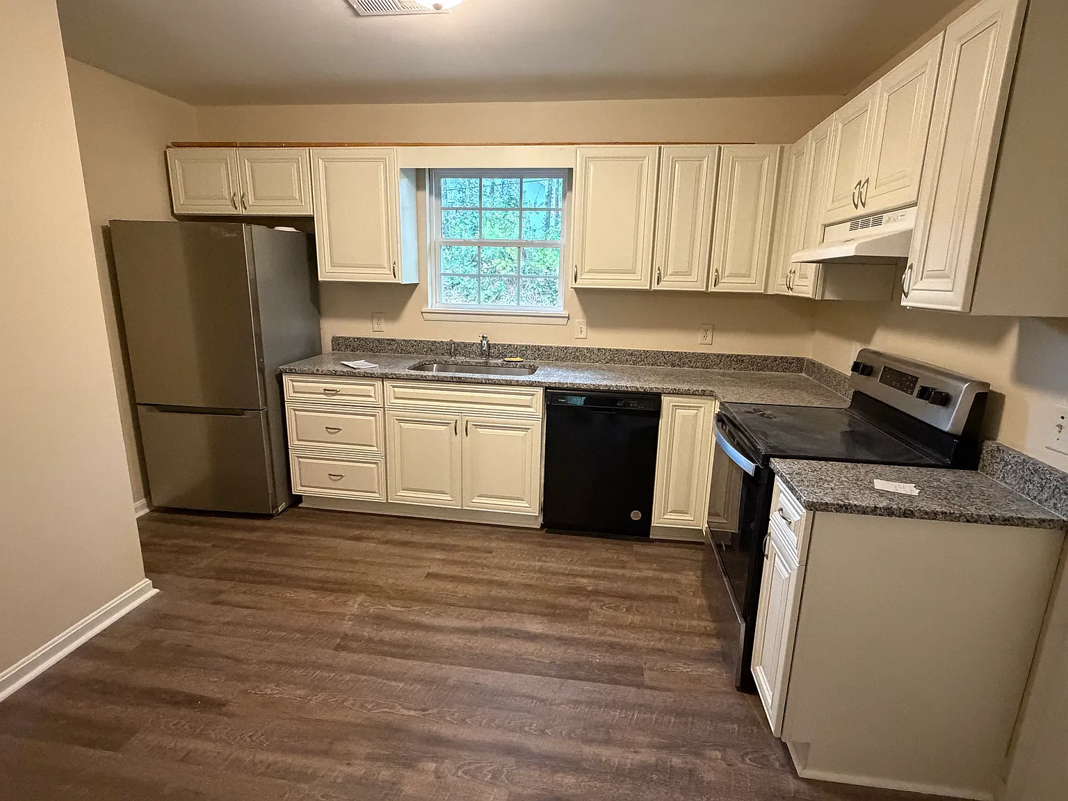 3 bed, 1200 sqft, $1,350 — Photo 2