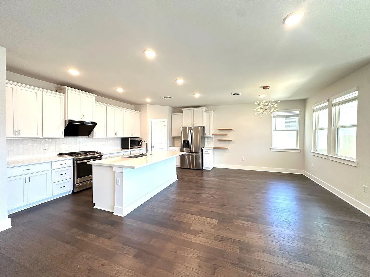 4 bed, 2.5 bath, 2081 sqft, $2,495 — Photo 4