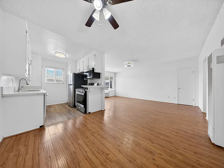 5715 Vineland Ave — Photo 16