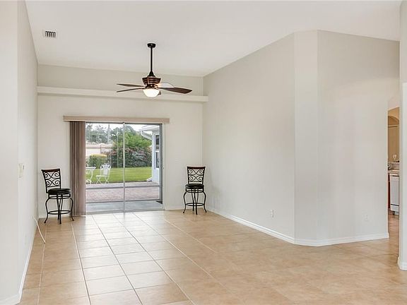 4th image of 920 S Lakes Way SW