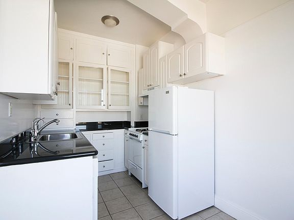 3rd image of 940 Hayes St APT 19