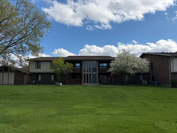 900 Garden Cir, Streamwood, IL 60107