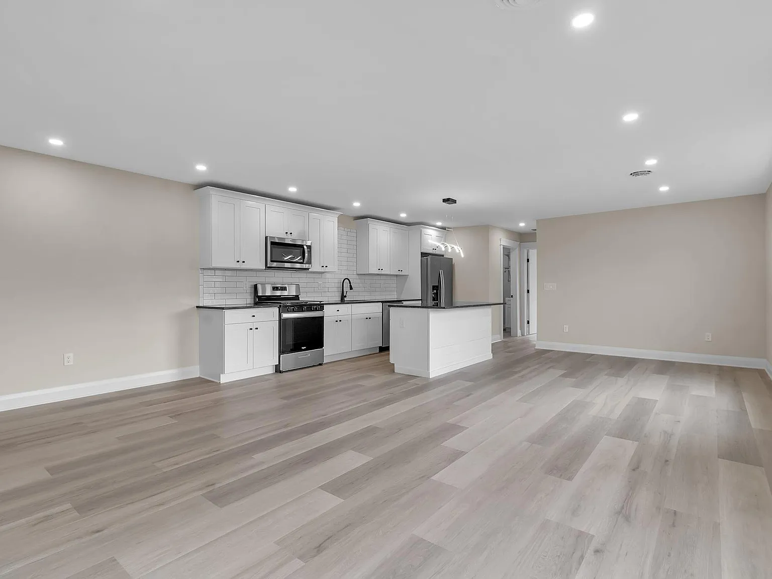 2 bed, 1200 sqft, $2,300 — Photo 4