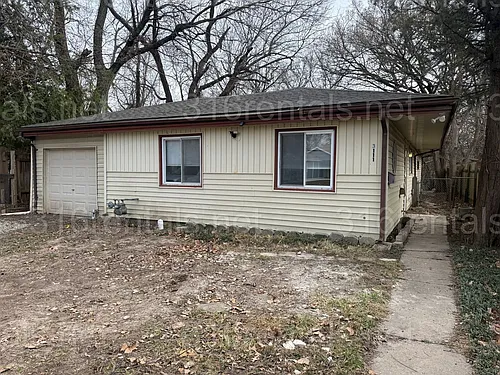 3111 E Glen Oaks Dr Photo 1