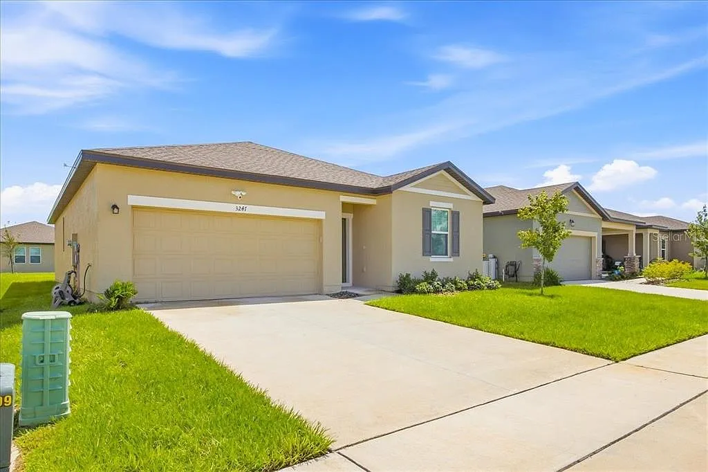 3 bed, 2.0 bath, 1626 sqft, $2,050 — Photo 2