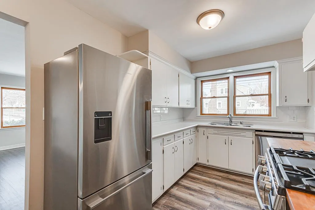 2605 E 42nd St — Photo 3