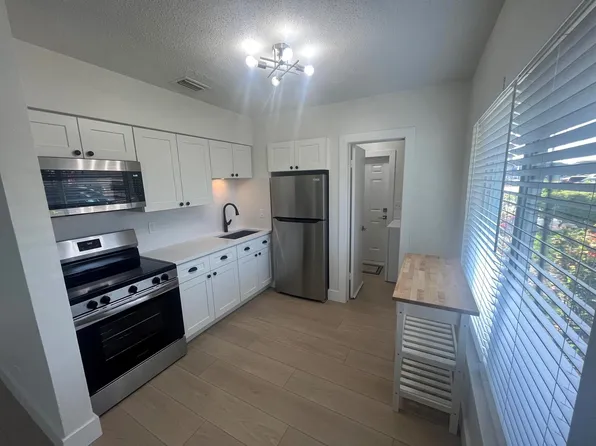 196 NE 28th St, Boca Raton, FL 33431