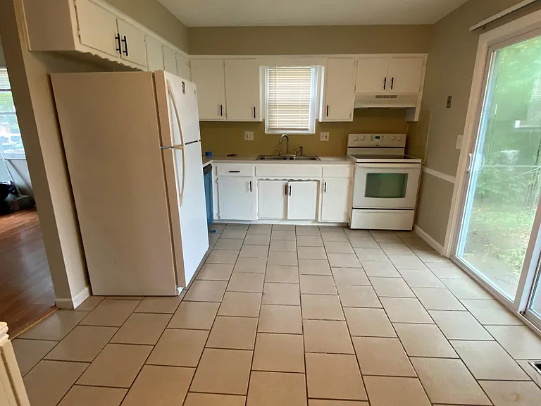 1608 E Cedar Pl — Photo 3