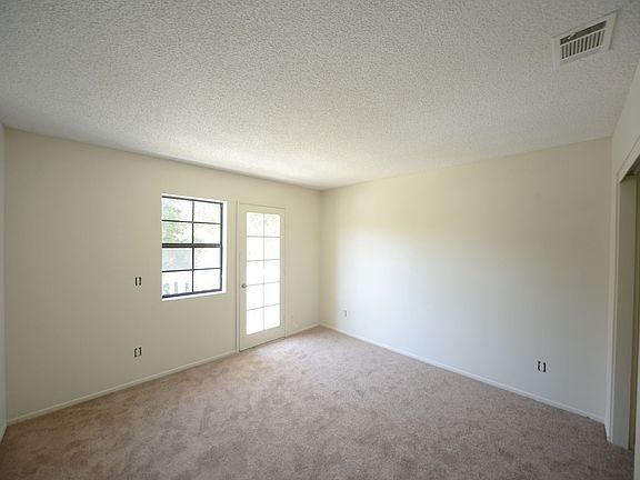5th image of 220 E Oak St APT 5