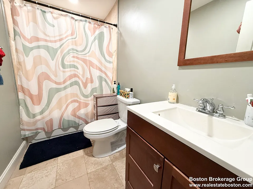 195 W 3rd St #4