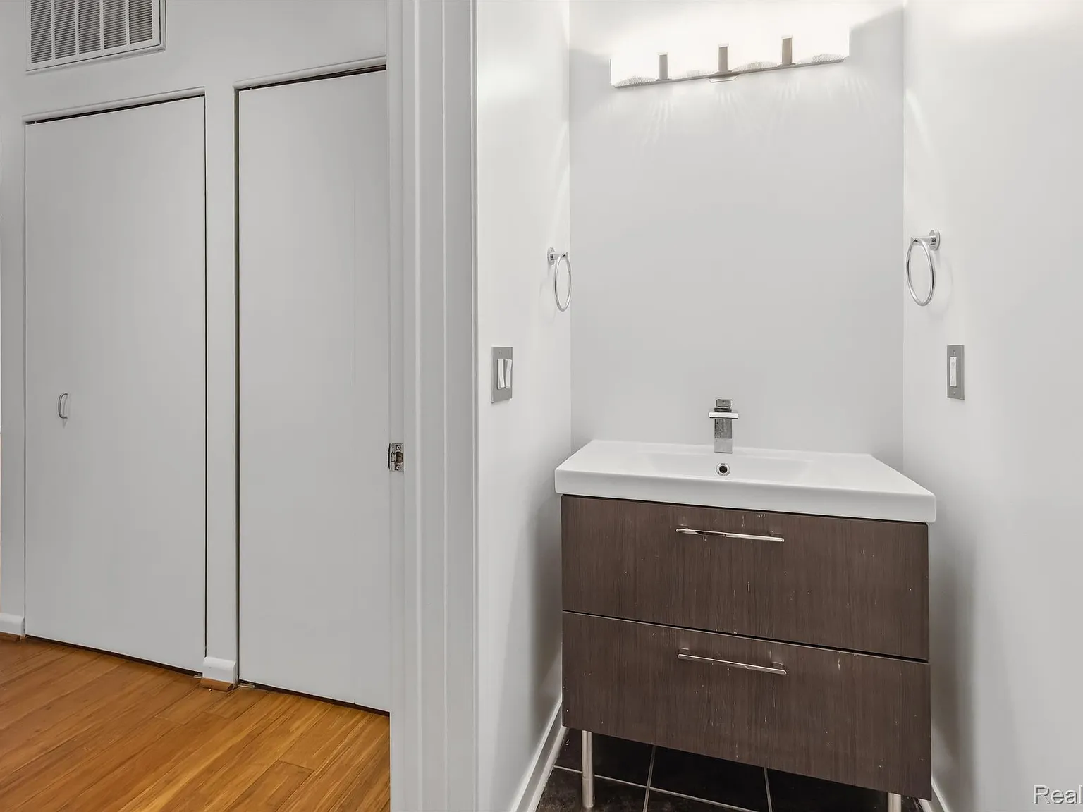 1 bed, 1.5 bath, 906 sqft, $3,200 — Photo 4