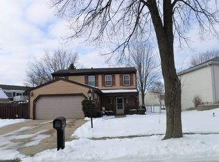 680 Briarwood Ln, Roselle, IL 60172