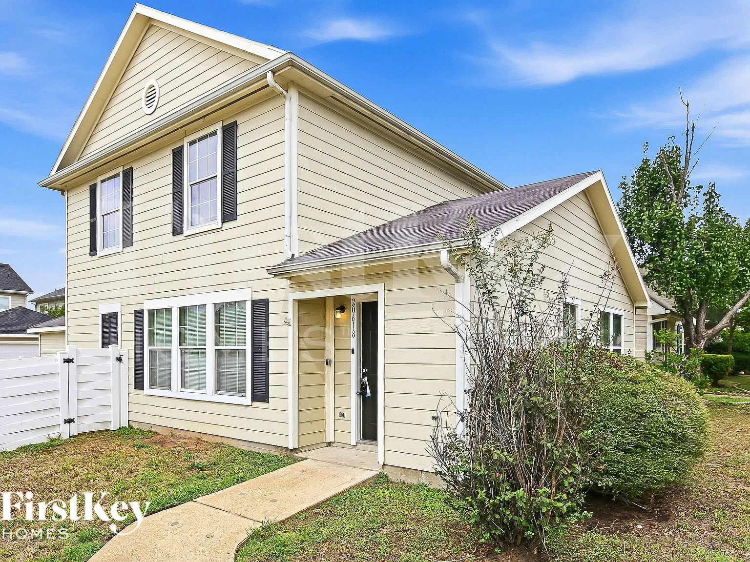 4 bed, 2.5 bath, 1576 sqft, $1,570 — Photo 2