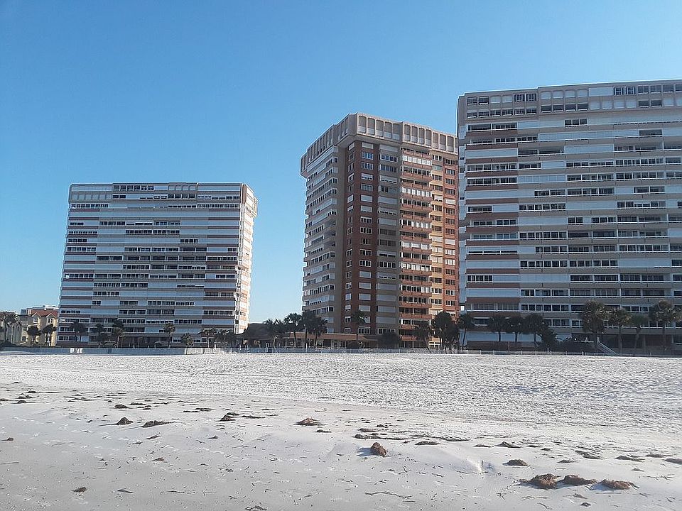 Beautiful roomy beach