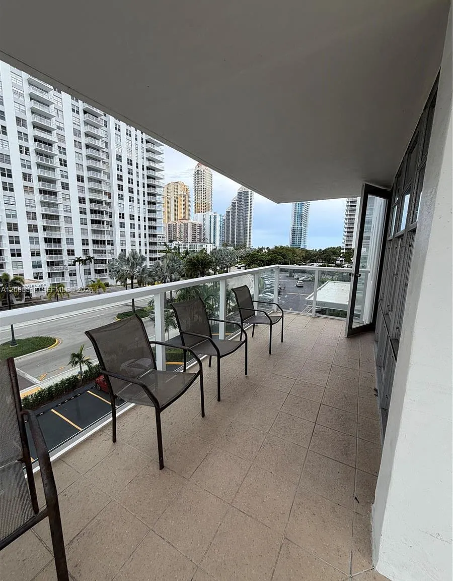 Winston Tower 300 Condo — Photo 3