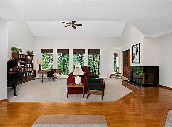 4th image of 15821 Overbrook Ln