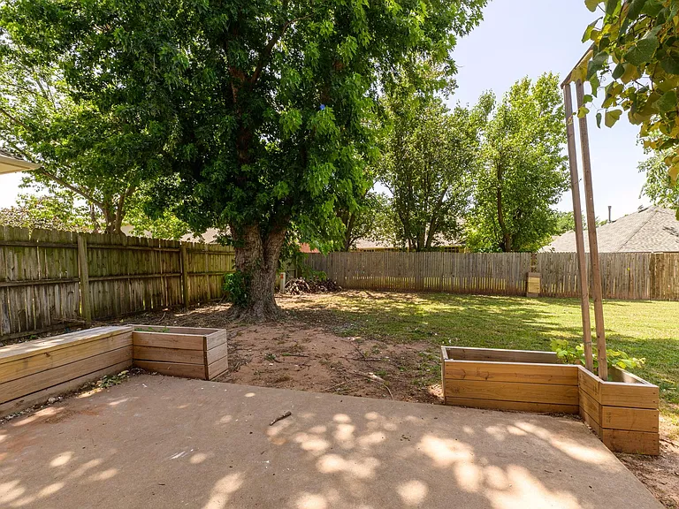 1829 Courtney Ln — Photo 48