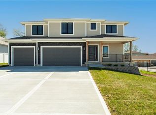 1005 Woodbury Dr, Grain Valley, MO 64029