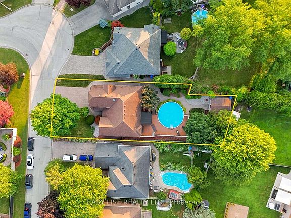 3rd image of 5929 Rosewood Cres