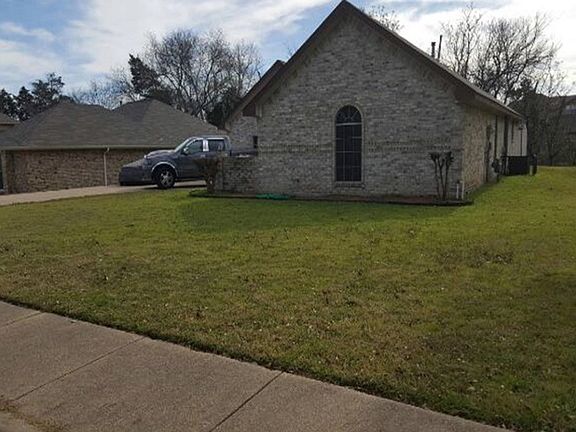 2nd image of 820 Woodridge Dr