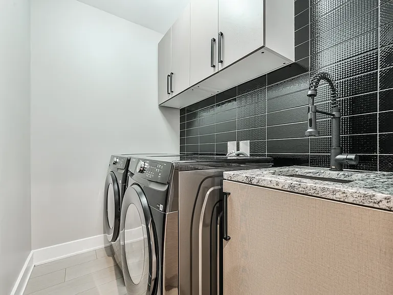 2058 Carrollton Ave — Photo 11