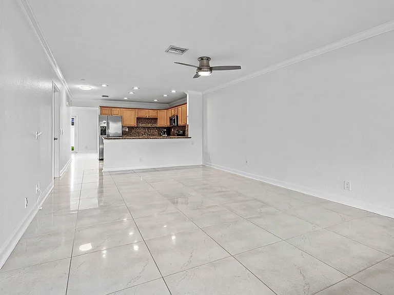 231 SW 6th St — Photo 8
