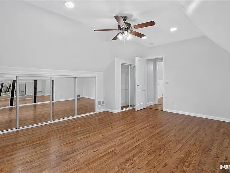670 John St — Photo 30