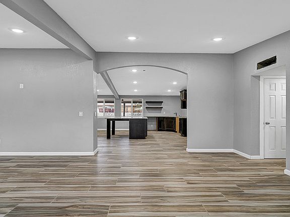 5th image of 5733 Sherbrooke Ave
