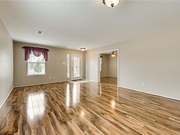 3rd image of 809 Essex Dr