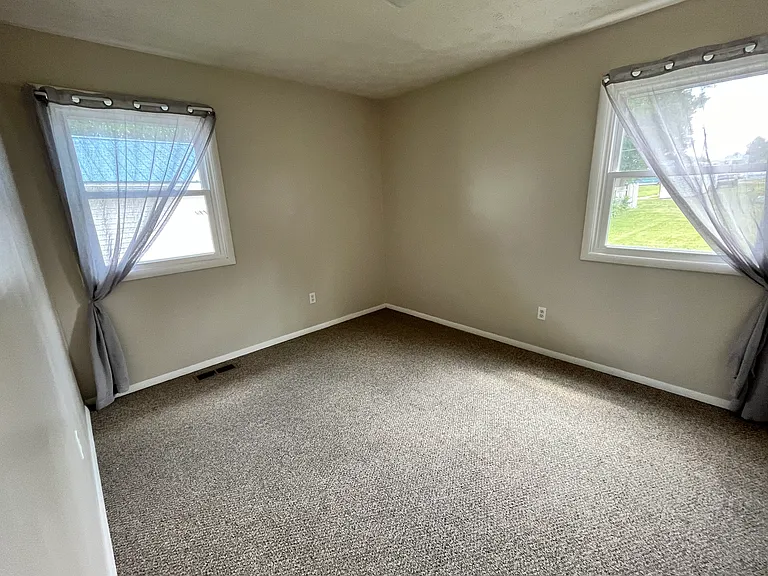 712 N Maple St — Photo 9