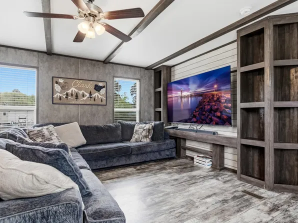 428 W Pine Ave, Winnie, TX 77665