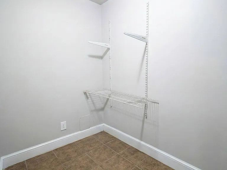 402 Laurel St — Photo 32