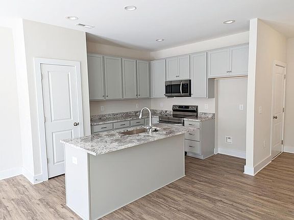 3rd image of 906 Hillman Ln #1