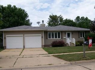 1080 Cress Pkwy, Hiawatha, IA 52233