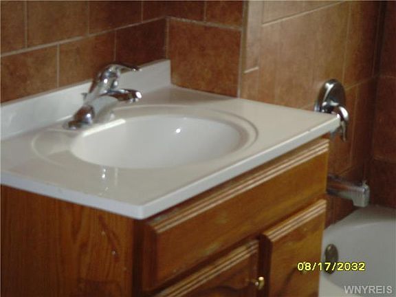 3rd image of 249 Oxford Ave