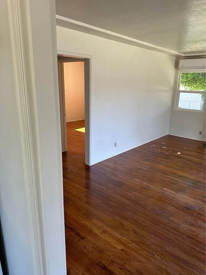 527 W Hedges Ave - 527 — Photo 2