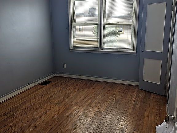 4th image of 2936 E Preston St