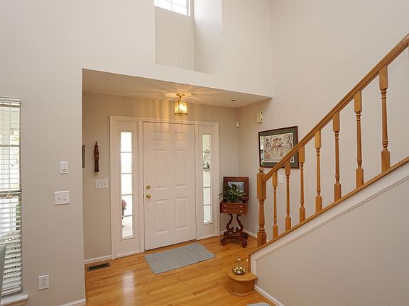 3rd image of 3819 Parkwood Ct