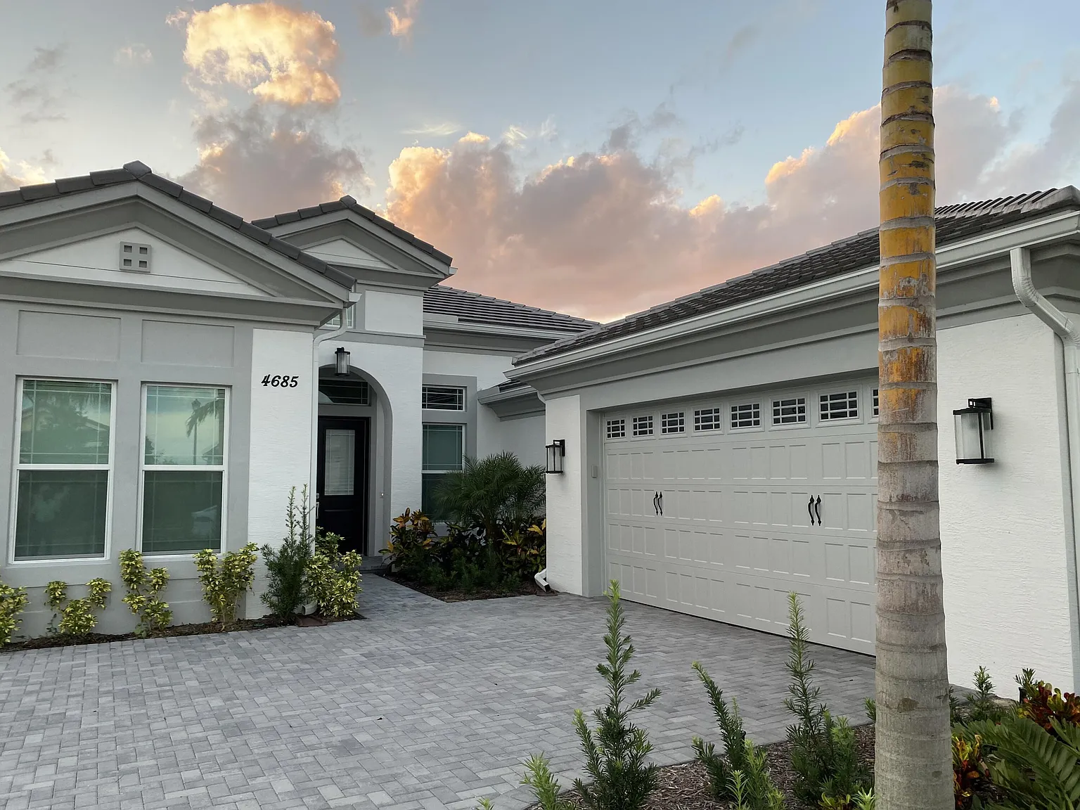 5 bed, 4.5 bath, 3585 sqft, $5,800 — Photo 2