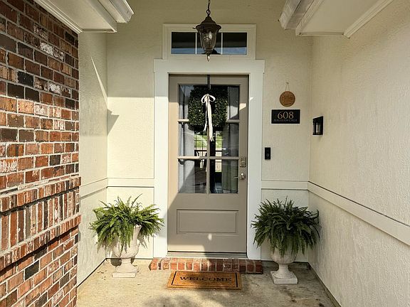 3rd image of 608 Burlington Cir