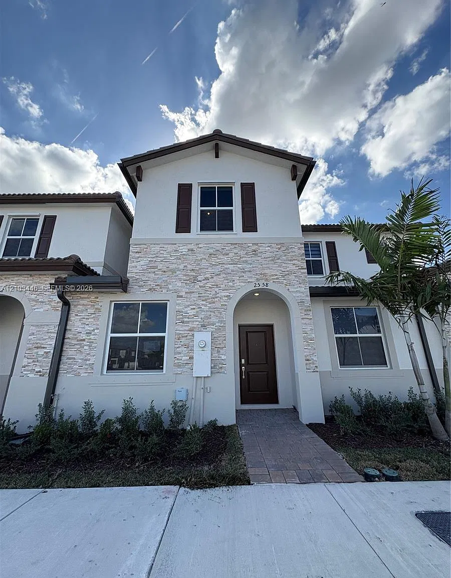 3 bed, 2.5 bath, 1545 sqft, $2,550 — Photo 1