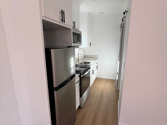 5th image of 20 Roycroft Ave #8